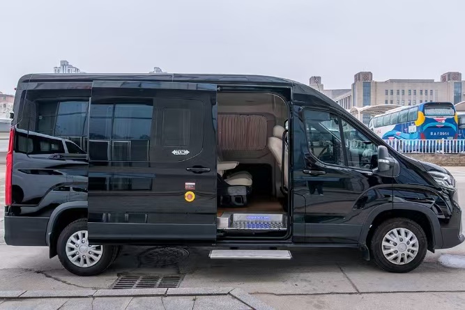 大通V90 9座商务车（高顶长轴版 亮黑色 航空座椅）